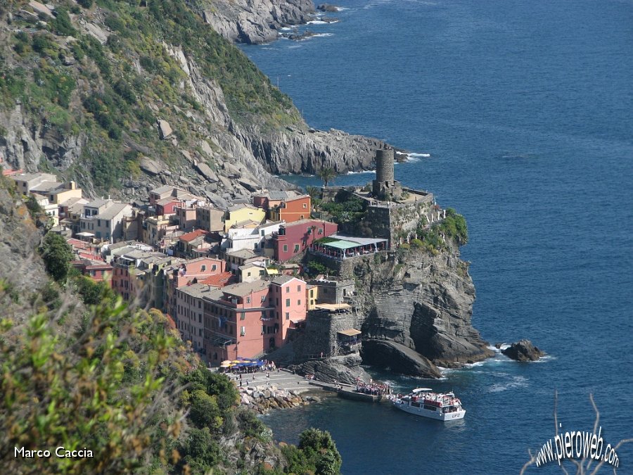 17_Dal sentiero zoom su Vernazza.JPG